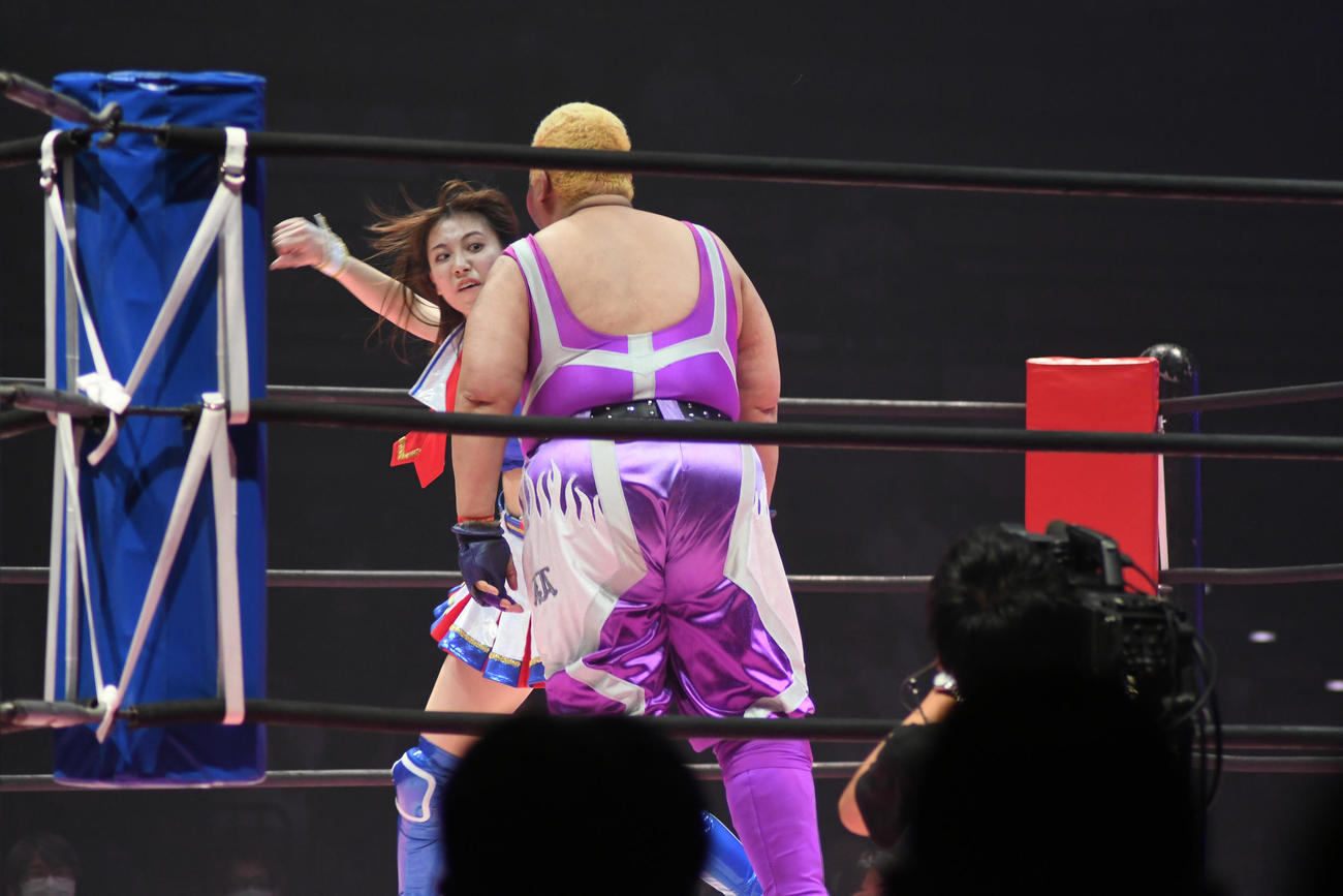 東京女子プロレス「WRESTLE PRINCESS II」のタッグ戦でアジャコングに挑む荒井優希（撮影・大友陽平）