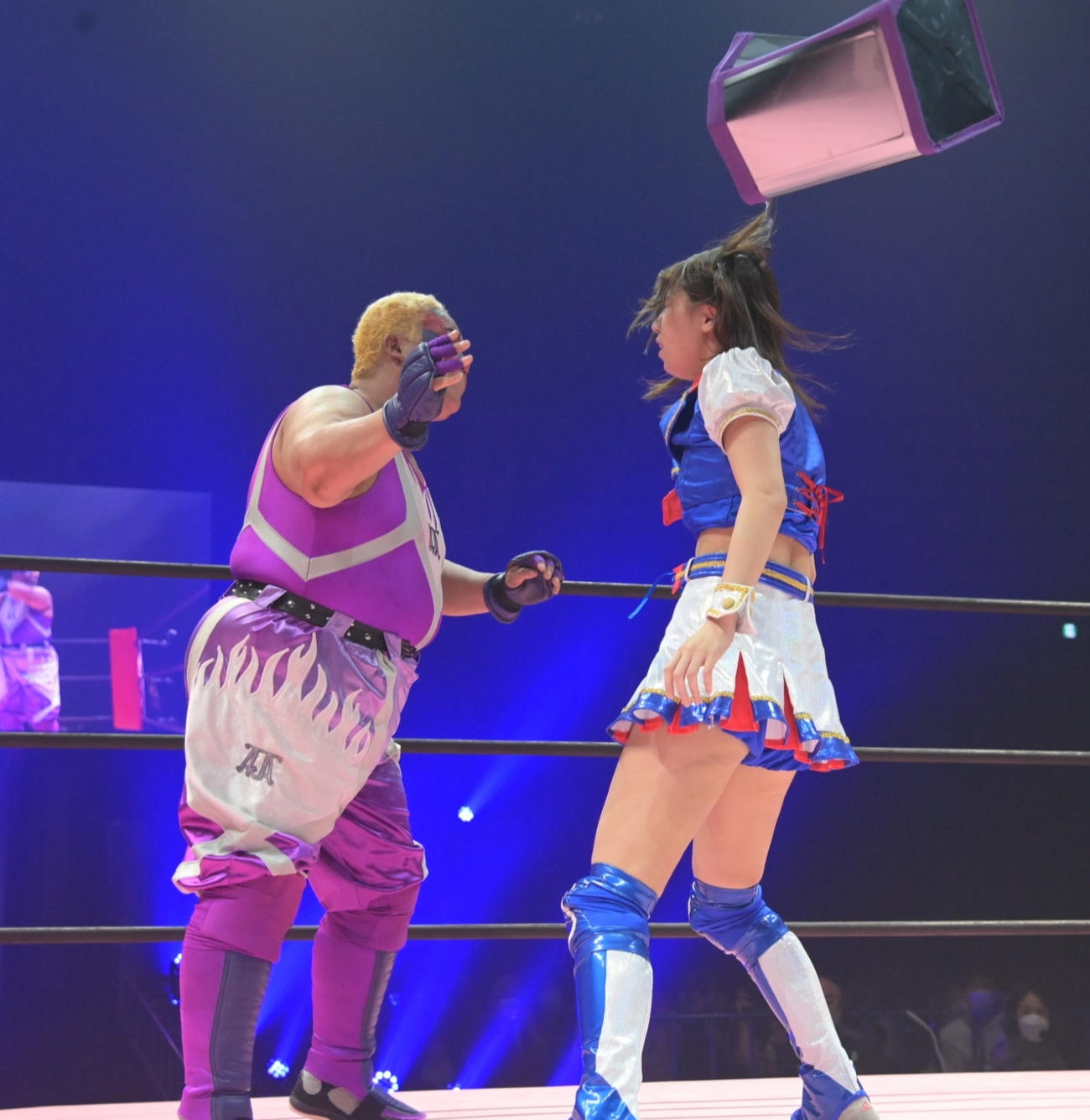 荒井優希に一斗缶で攻撃するアジャコング（C）東京女子プロレス