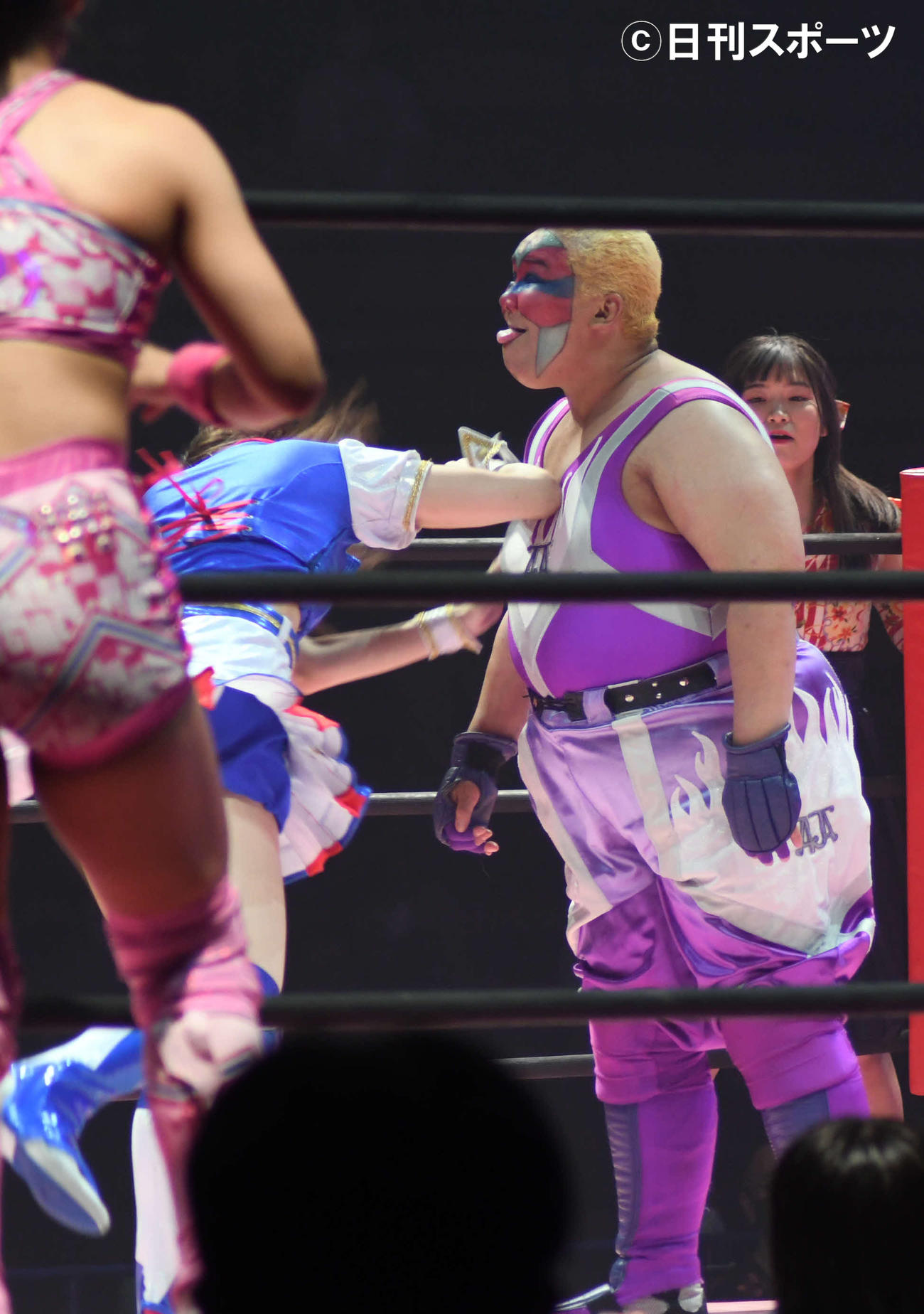 「WRESTLE　PRINCESS　II」のタッグ戦で荒井優希のラリアットを余裕で受けるアジャコング（撮影・大友陽平）