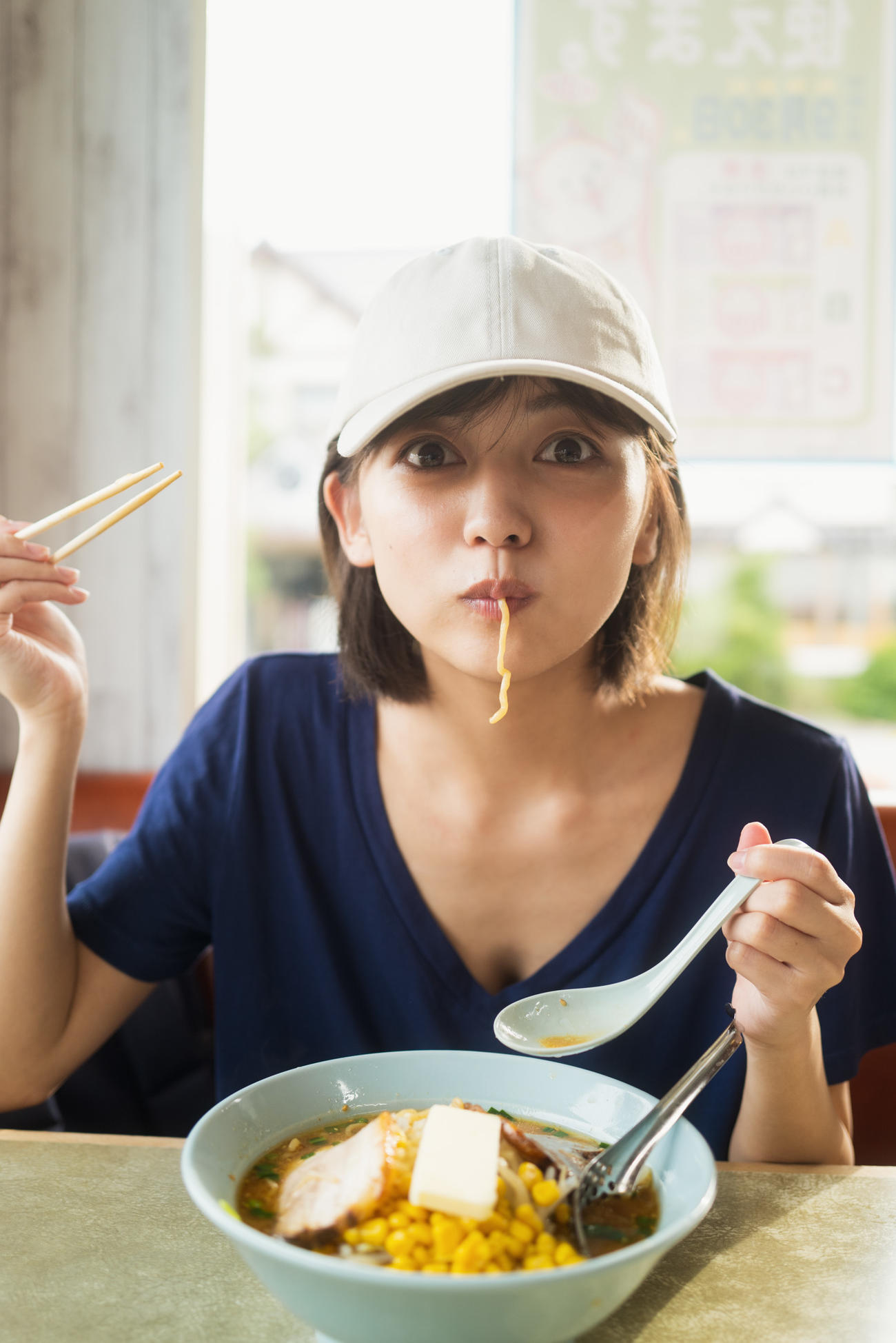 「週刊プレイボーイ」でラーメングラビアを披露する中村歩加