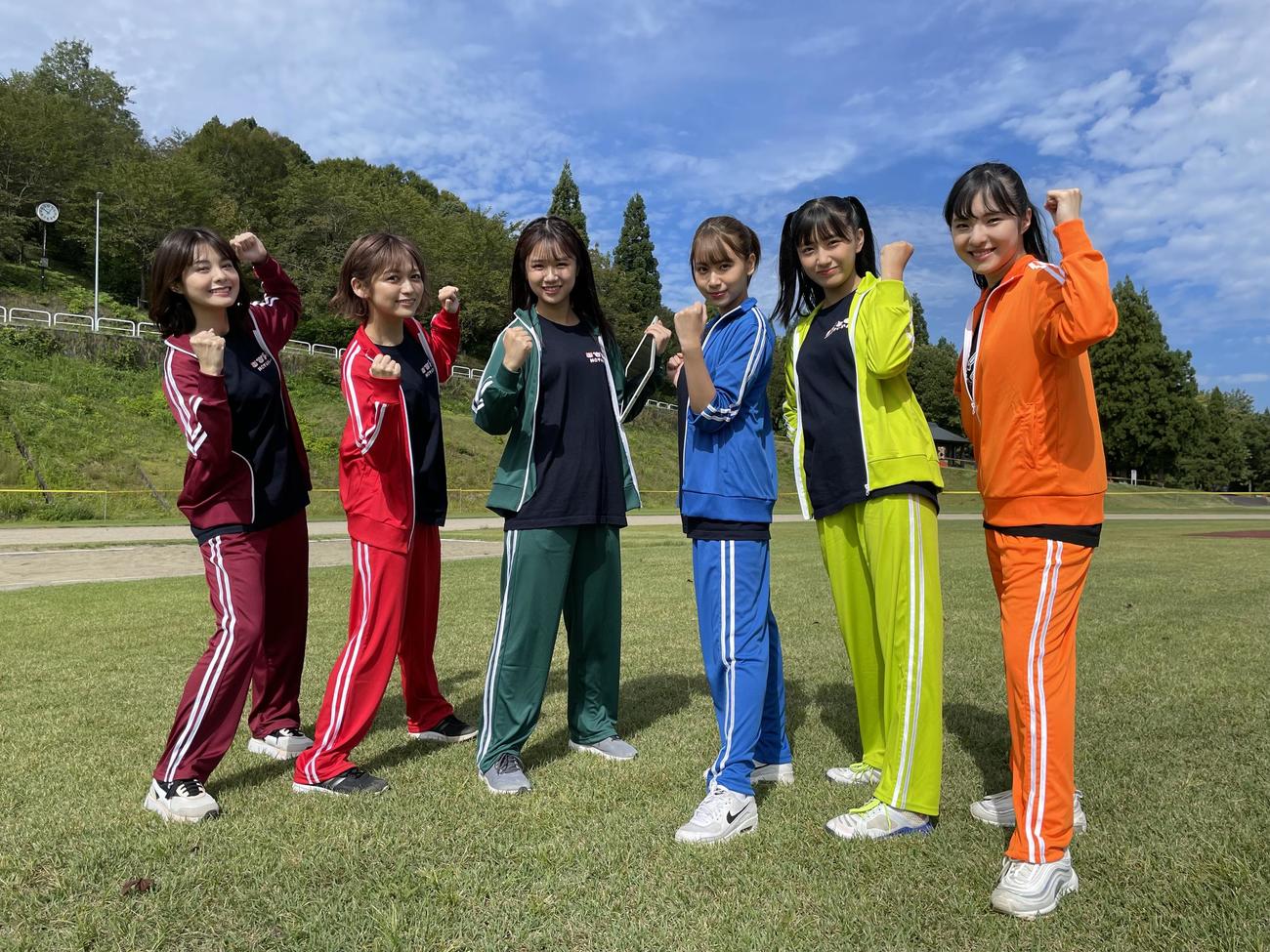 特番「嗚呼！NGT48らーめん部SP！」で本間日陽（左端）を加えて新潟のラーメンをアピールするNGT48らーめん部（C）Flora