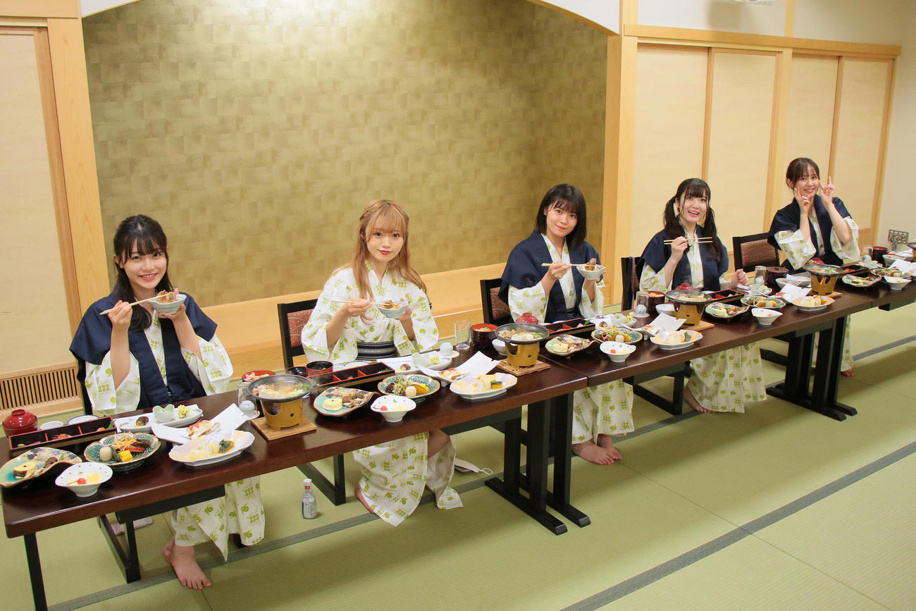 特番「嗚呼！NGT48らーめん部SP！」で長野を訪れた「そば部」。左から小越春花、中井りか、安藤千伽奈、曽我部優芽、西村菜那子（C）Flora