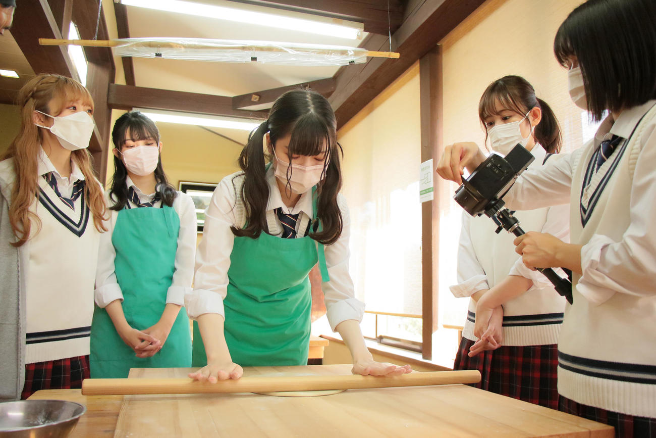 特番「嗚呼！NGT48らーめん部SP！」で手打ち体験をする「そば部」の曽我部優芽（中央）。左から中井りか、小越春花、1人おいて西村菜那子、安藤千伽奈（C）Flora