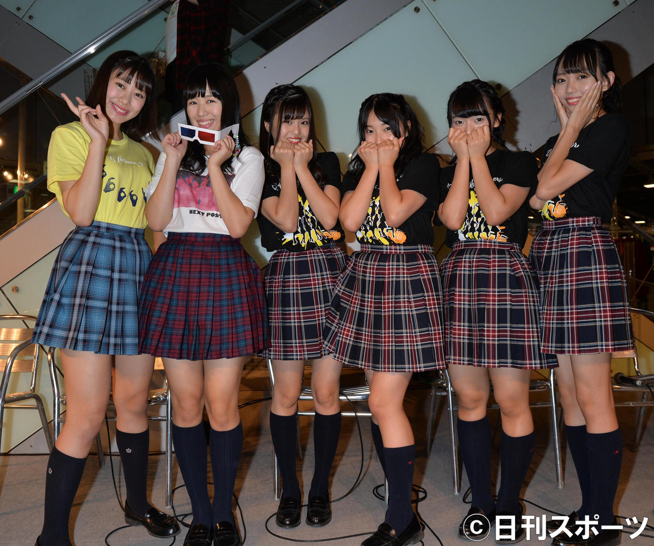 杉山愛佳（左から4人目）（17年10月）