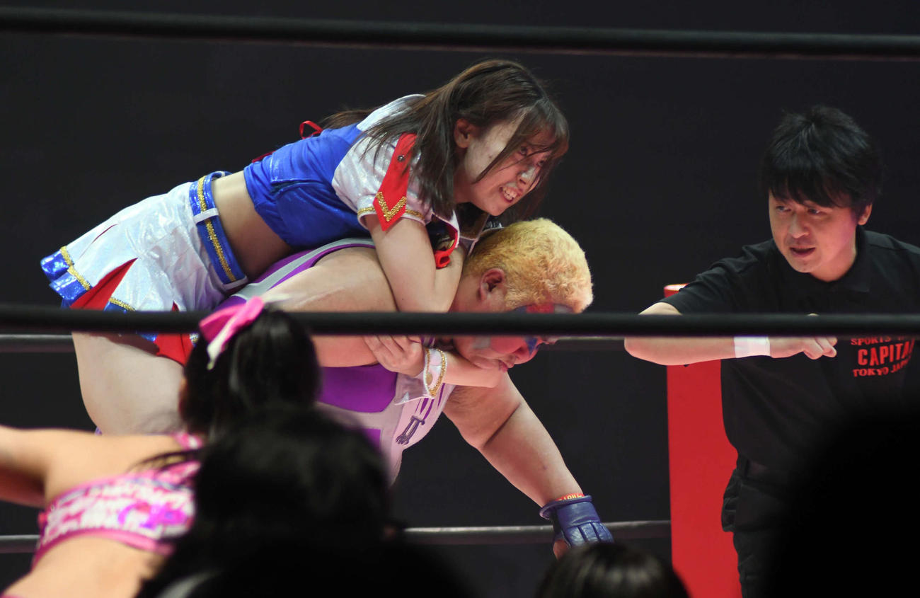 東京女子プロレス「WRESTLE PRINCESS II」のタッグ戦でアジャコングを絞める荒井優希（021年10月9日）