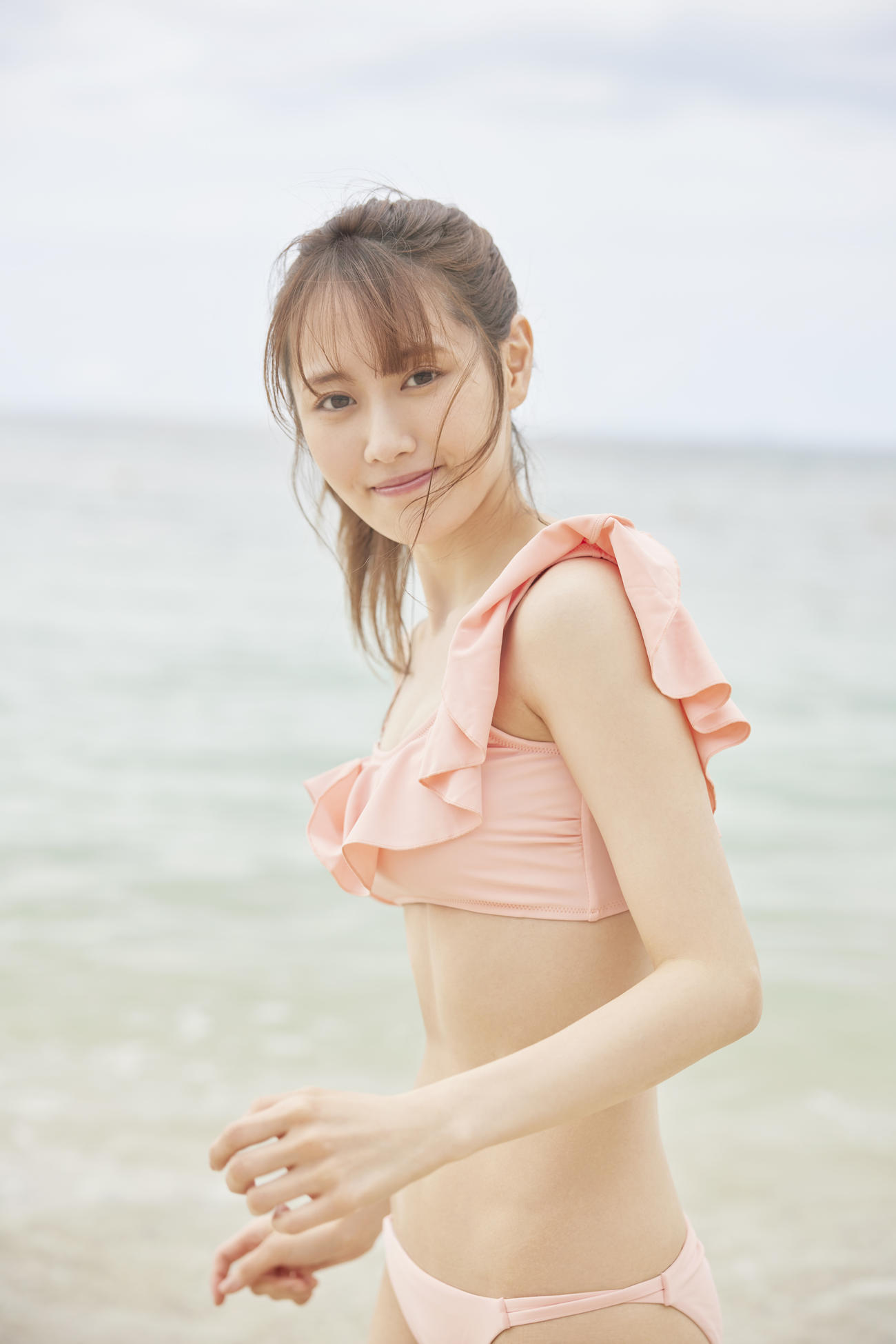 ファースト写真集「あの頃も今も」を発売するNGT48西潟茉莉奈（撮影・吉田崇）