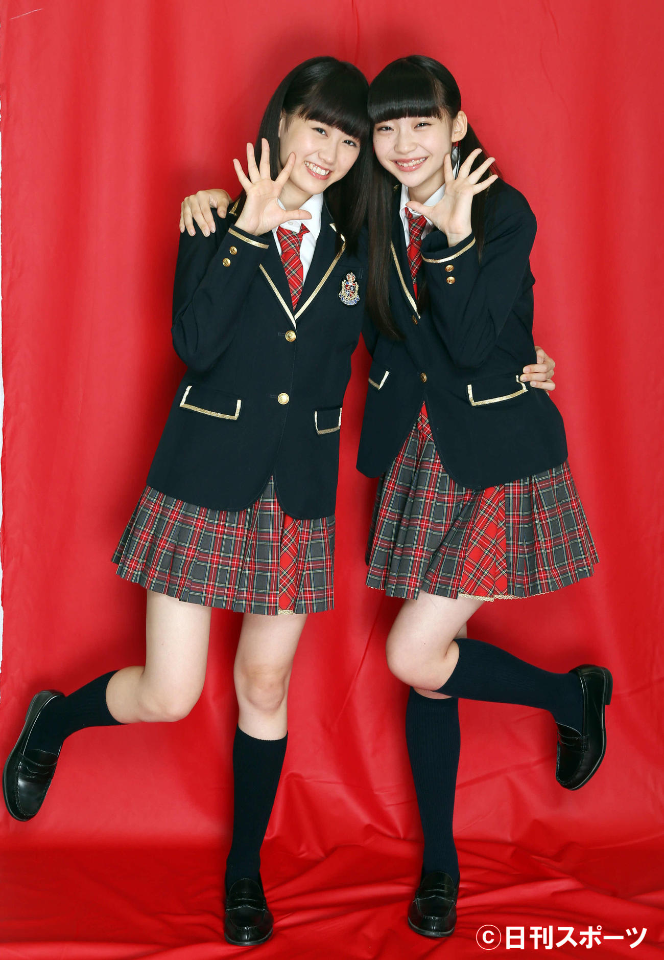 ドラフト指名されNGT48入りした西潟茉莉奈（左）と荻野由佳（2015年7月撮影）