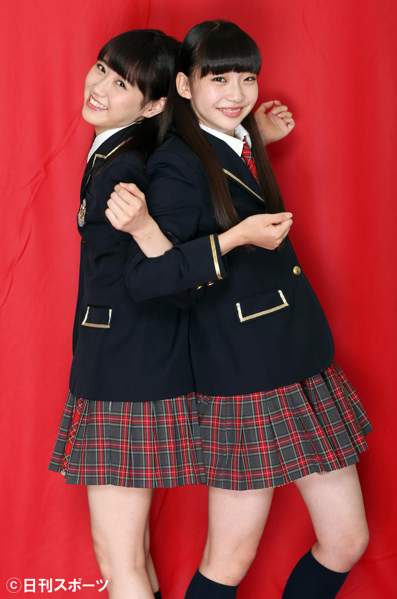 ドラフト指名されNGT48入りした西潟茉莉奈（左）と荻野由佳（2015年7月撮影）
