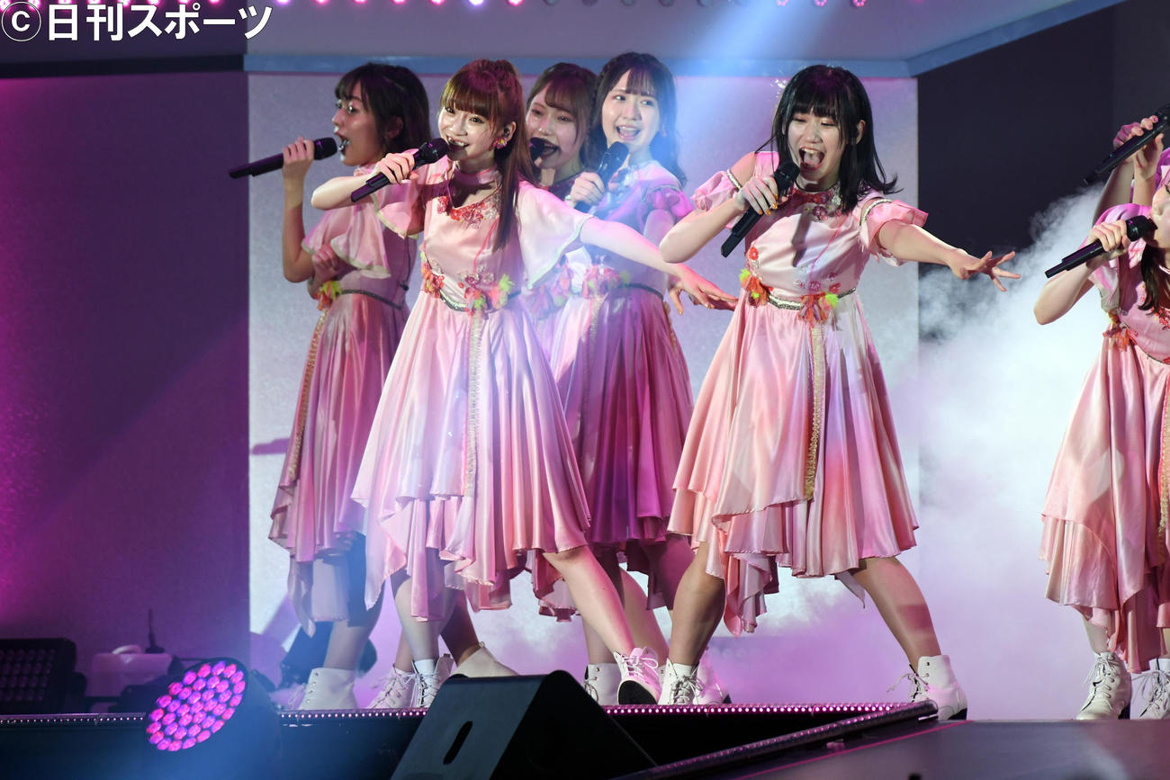 「NGT48単独コンサート」でパフォーマンスする荻野由佳（左から2人目）（撮影・大友陽平）