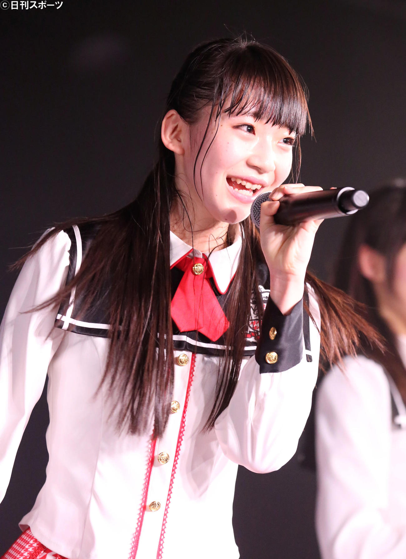 NGT48劇場での公演初日、熱唱する荻野由佳＝2016年1月10日