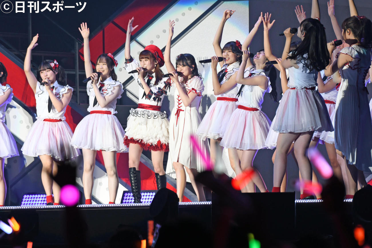 卒業コンサートでパフォーマンスするNGT48荻野由佳（左から3人目）（撮影・大友陽平）