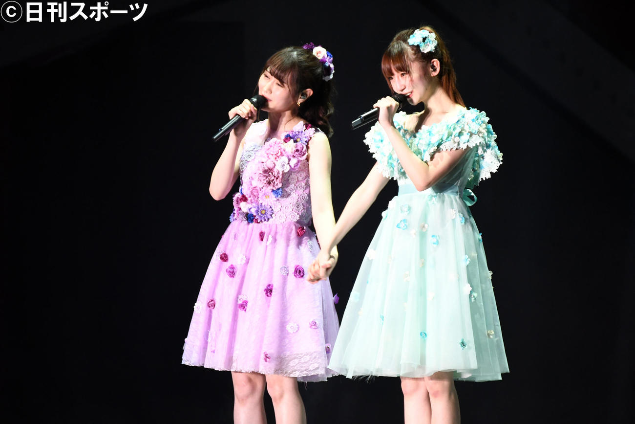 卒業コンサートで西潟茉莉奈（左）と「思い出のほとんど」を歌い涙ぐむNGT48荻野由佳（撮影・大友陽平）
