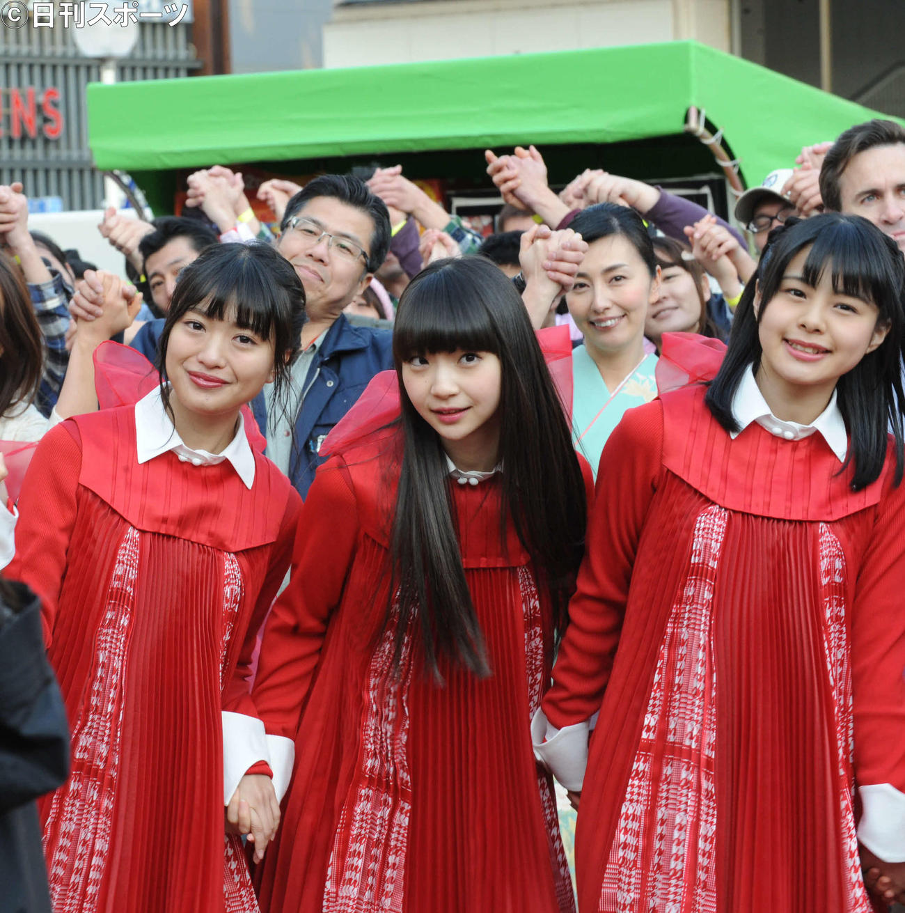 デビューシングルのMV撮影を行う左から、NGT48の北原里英、荻野由佳、本間日陽＝2017年2月16日