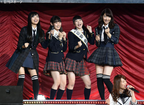 AKBドラフト会議で、獲得した西潟茉莉奈（中央左）と荻野由佳（同右）を囲んで歌うNGT48の北原里英（左）と柏木由紀＝2015年5月10日