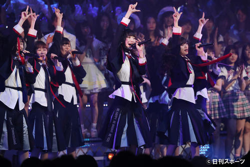 AKB48グループリクエストアワー　「世界はどこまで青空なのか？」で1位となり熱唱する荻野由佳（中央）らNGT48＝2018年1月20日