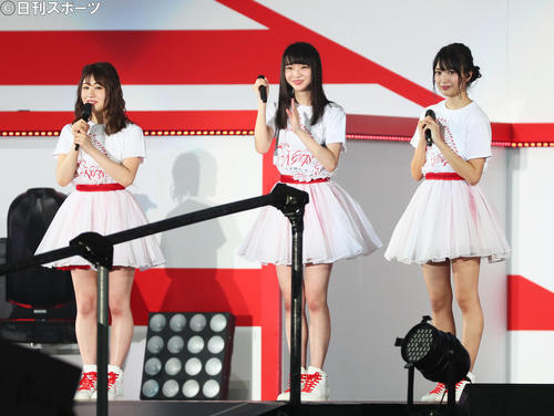 チームN3の新キャプテンとなった加藤美南（左）。中央は副キャプテンの荻野由佳（中央）。右は北原里英＝2018年4月13日