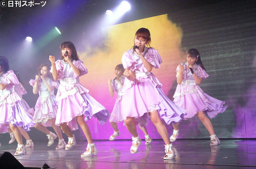 新公演「夢を死なせるわけにいかない」の公開ゲネプロでパフォーマンスするNGT48の中井りか（中央左）荻野由佳（同右）ら＝2019年8月18日