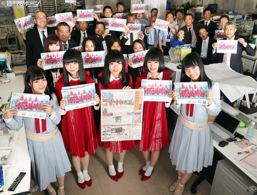 日刊スポーツ東京本社を訪れメジャーデビューシングル「青春時計」をPRするNGT48の左から清司麗菜、荻野由佳、中井りか、高倉萌香、日下部愛菜＝2017年4月10日