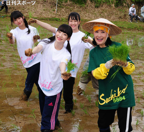 新潟県で毎年恒例の田植えを行った小林幸子（右）と応援に駆けつけた、左からNGT48小熊倫実、荻野由佳、山田野絵＝2017年6月1日