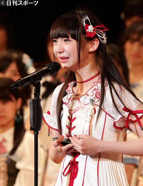 第9回AKB48選抜総選挙開票イベントで泣きながらスピーチする5位の荻野由佳＝2017年6月17日