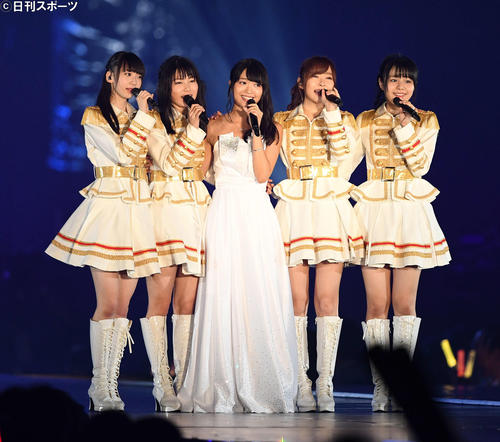 「AKB48グループ感謝祭」で「夢の河」を披露する左から荻野由佳、横山由依、北原里英、指原莉乃、本間日陽＝2017年10月8日　