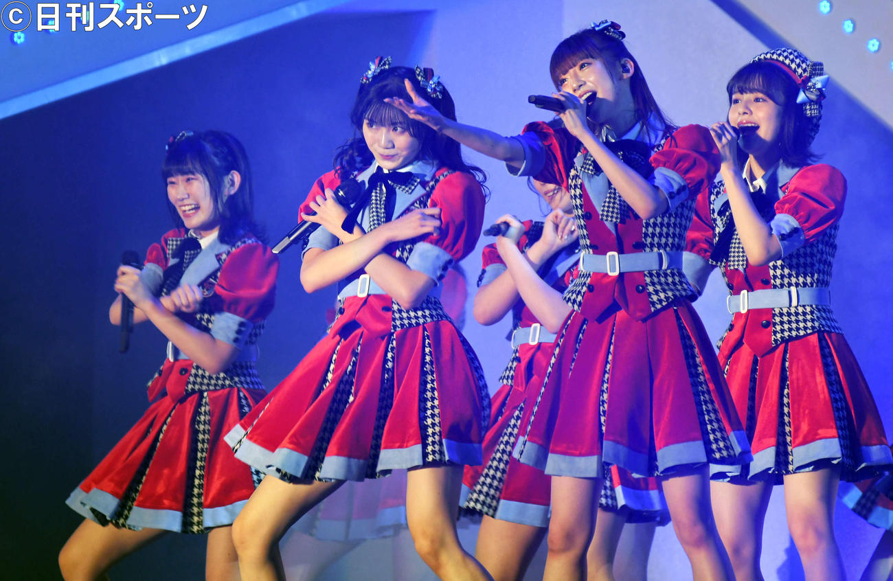 「NGT48単独コンサート」でパフォーマンスする荻野由佳（右から2人目）らNGT48メンバー（撮影・大友陽平）