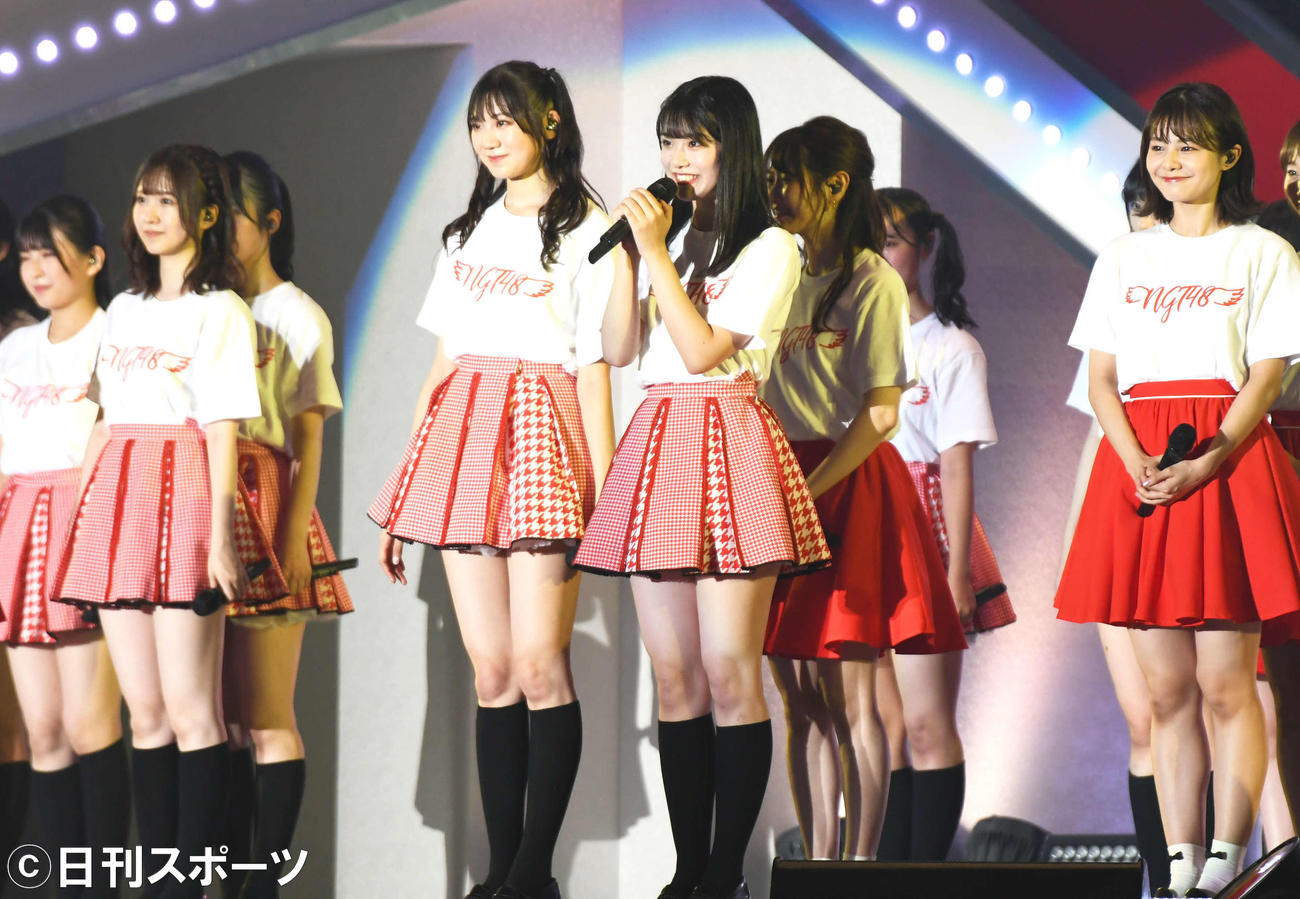 「NGT48単独コンサート」であいさつするNGT48小越春花（中央）（2021年10月撮影）