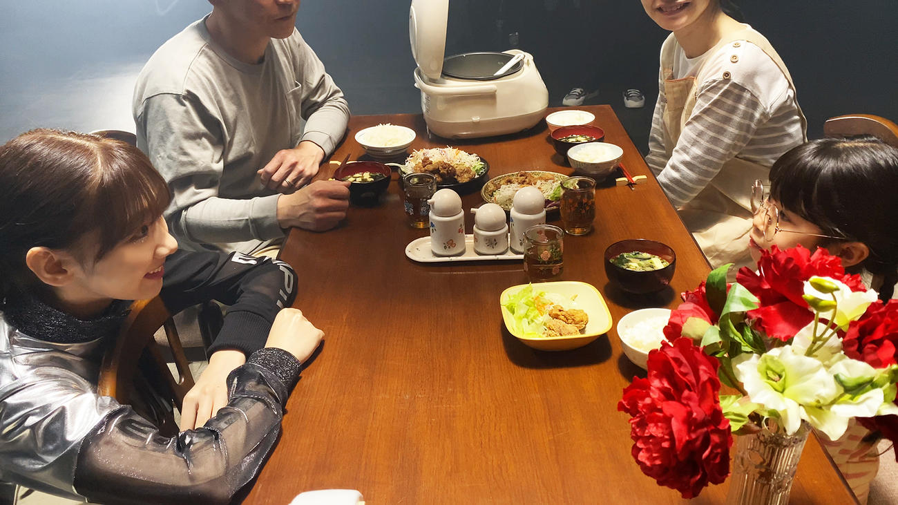 「柏木由紀なりのEMPiRE－時間が足りない－」のMVで小学生時代の自分役の子役を見つめるユキ・レイソレ（左）