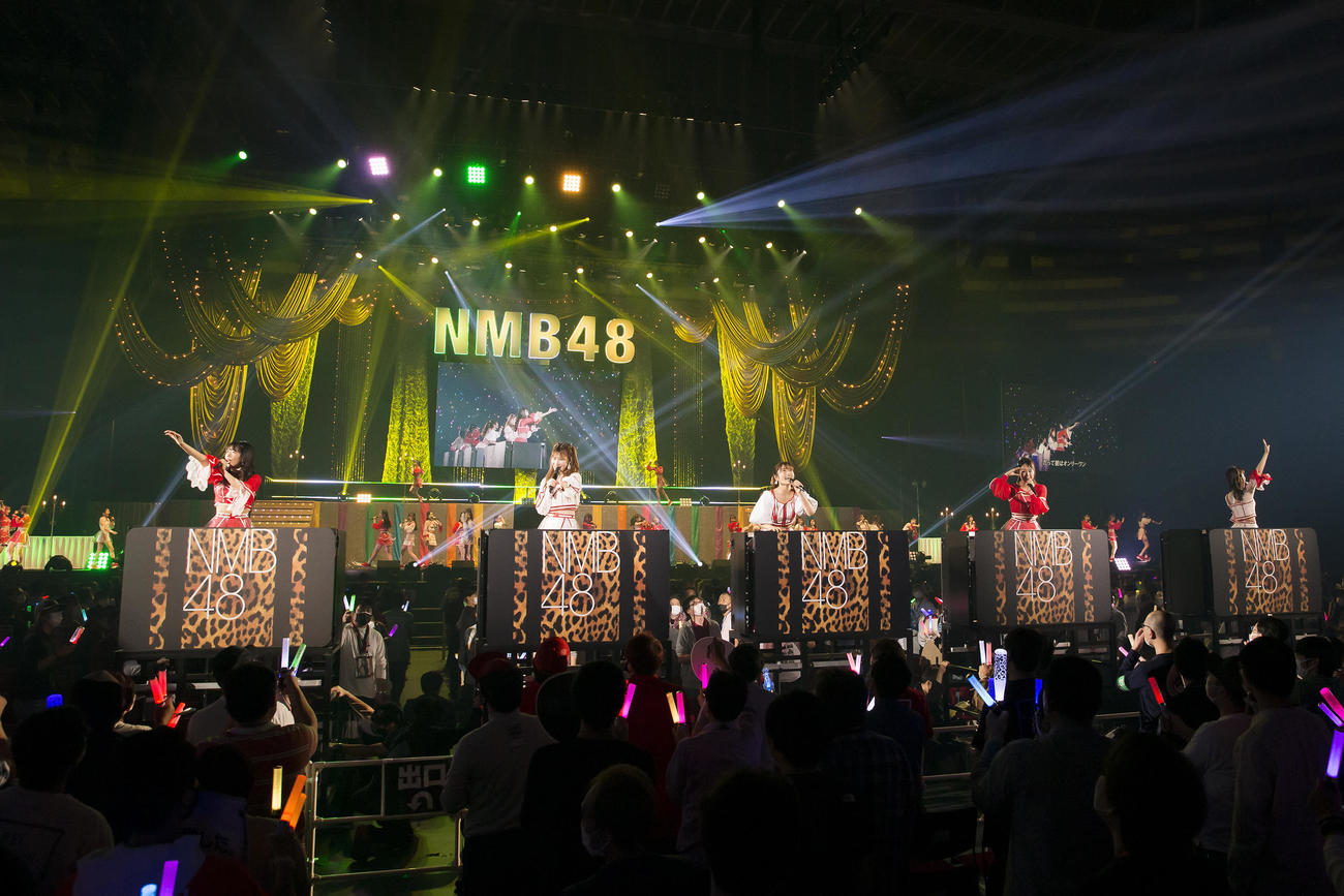 昼公演で、トロッコに乗りパフォーマンスする渋谷凪咲（中央）らNMB48メンバー（C）NMB48