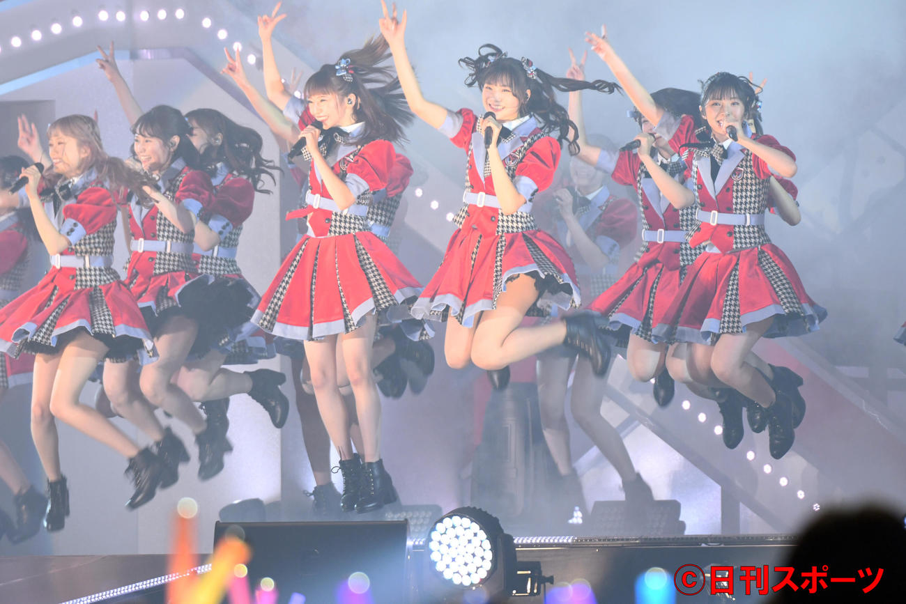 NGT48単独コンサートで躍動感あふれるパフォーマンスを見せる藤崎未夢（右から2人目）らNGT48メンバー（撮影・大友陽平）