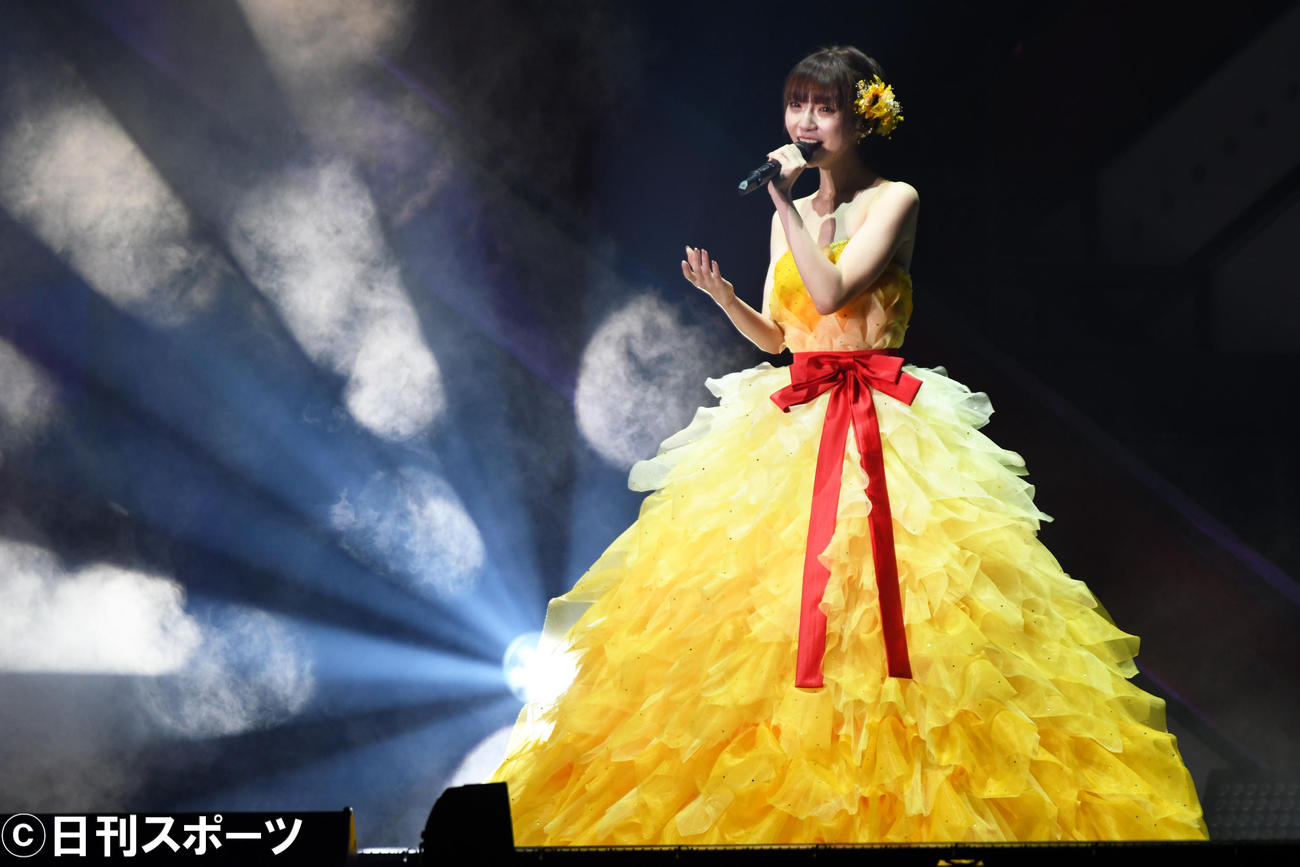 夜の卒業コンサートでドレス姿で「あなたがいてくれたから」を熱唱するNGT48荻野由佳（撮影・大友陽平）