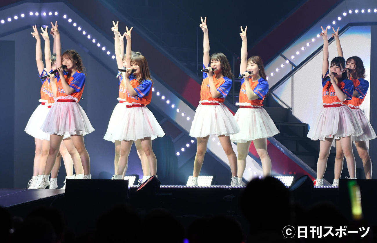 「踵を鳴らせ！」を披露する諸橋姫向（左端）らNGT48メンバー（撮影・大友陽平）