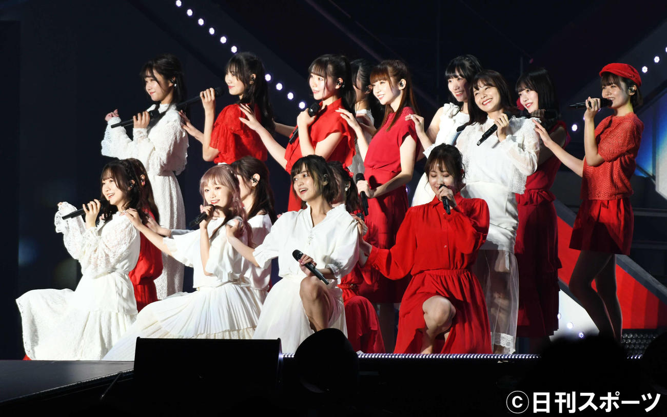 デビューシングルの「青春時計」を歌う中井りか（前列左から2人目）らNGT48メンバー（撮影・大友陽平）
