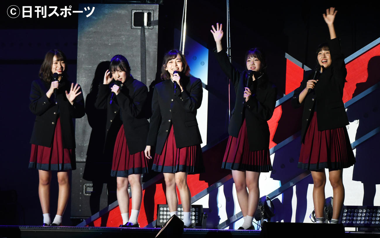 「ラーメンワンダーランド」を披露したNGT48らーめん部。左から富永夢有、大塚七海、中村歩加、真下華穂、小見山沙空（撮影・大友陽平）