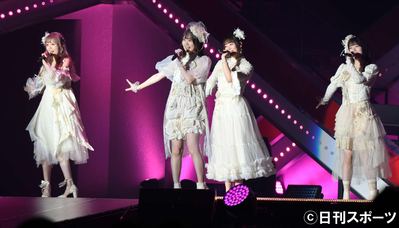 「はっきり言って欲しい」を歌うCloudyCloudy。左から中井りか、對馬優菜子、小熊倫実、小越春花（撮影・大友陽平）