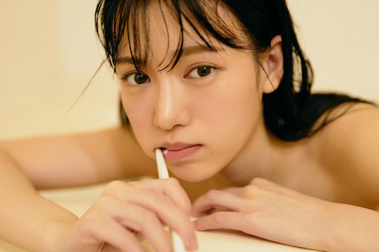 初のフォトブック「WHITE．」を発売するHKT48運上弘菜（C）Mercury