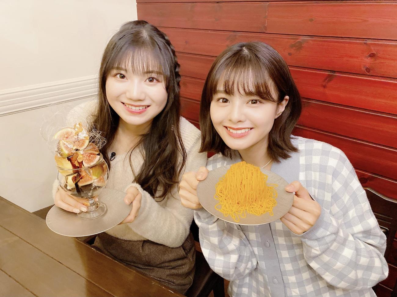 BSN公式アプリなどで配信の「NGT48の新潟スイーツ部」初回に出演したNGT48の藤崎未夢（左）と本間日陽（C）Flora