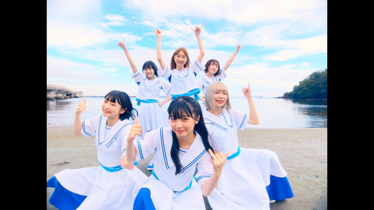 PARADISESの「柏木由紀なりのPARADISES－夏のバカヤロー－」ミュージックビデオでのPARADISESとユキ・レイソレ（後列中央）