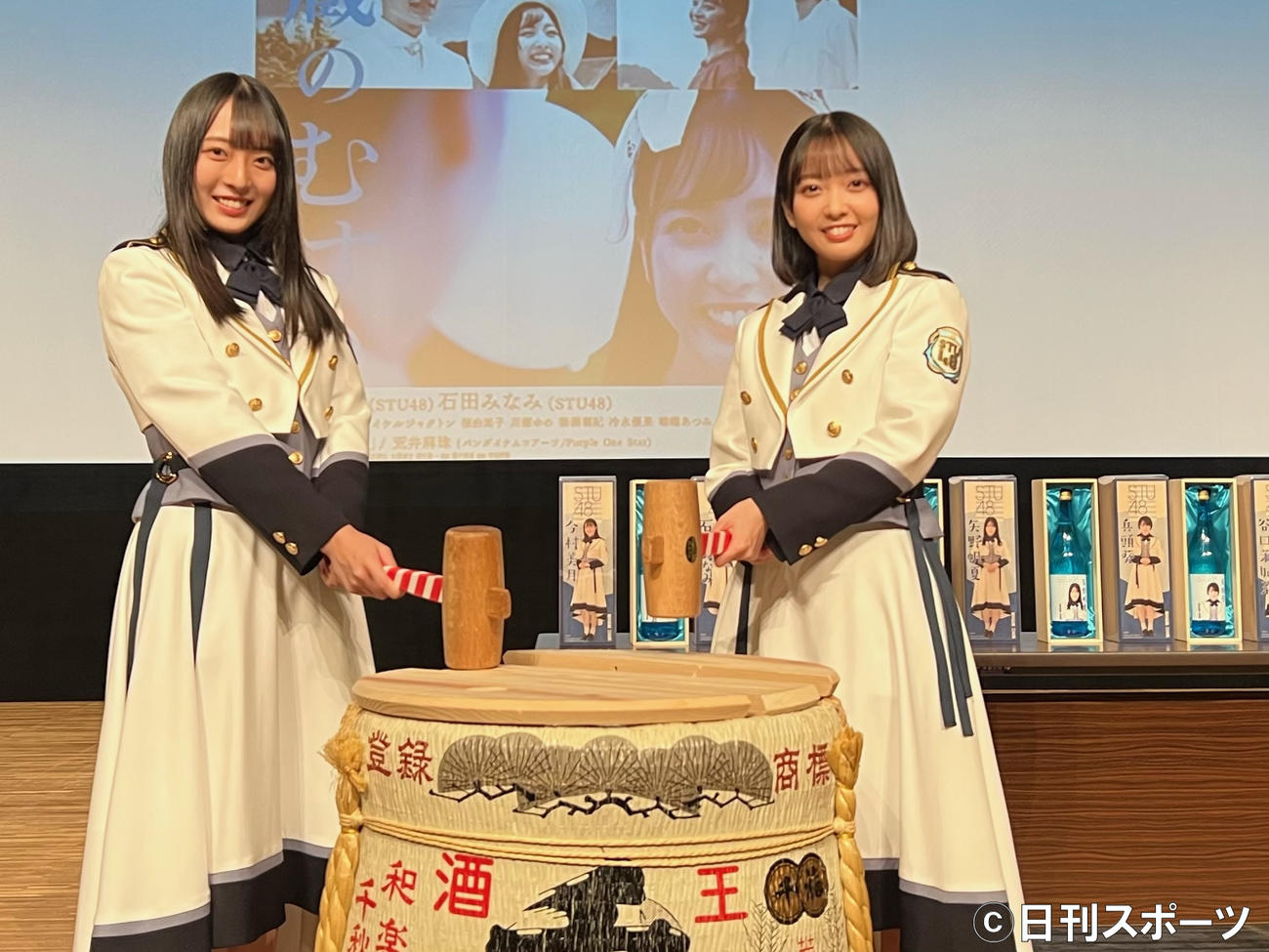 ダブル主演映画のヒット祈願を行った今村美月（左）石田みなみ