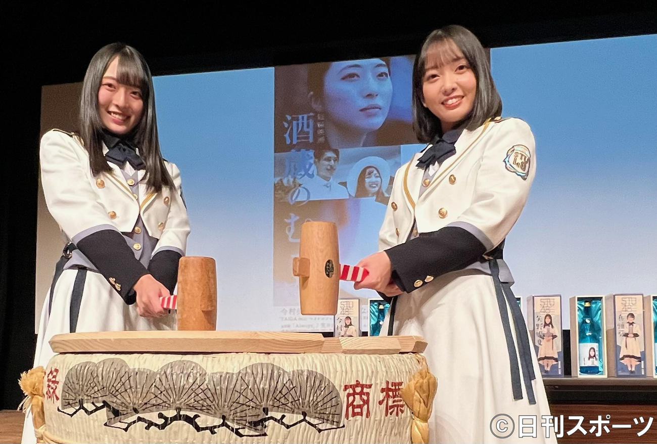 ダブル主演映画のヒット祈願を行った今村美月（左）石田みなみ