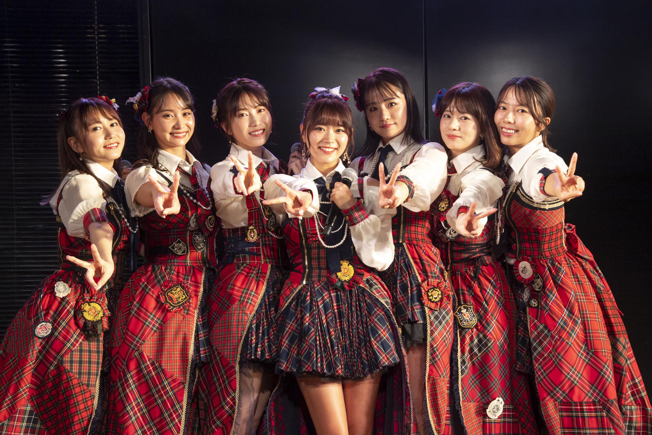 「山内鈴蘭卒業記念公演～私の原点～」に出演した、左から大場美奈、永尾まりや、横山由依、山内鈴蘭、島田晴香さん、竹内美宥、中村麻里子