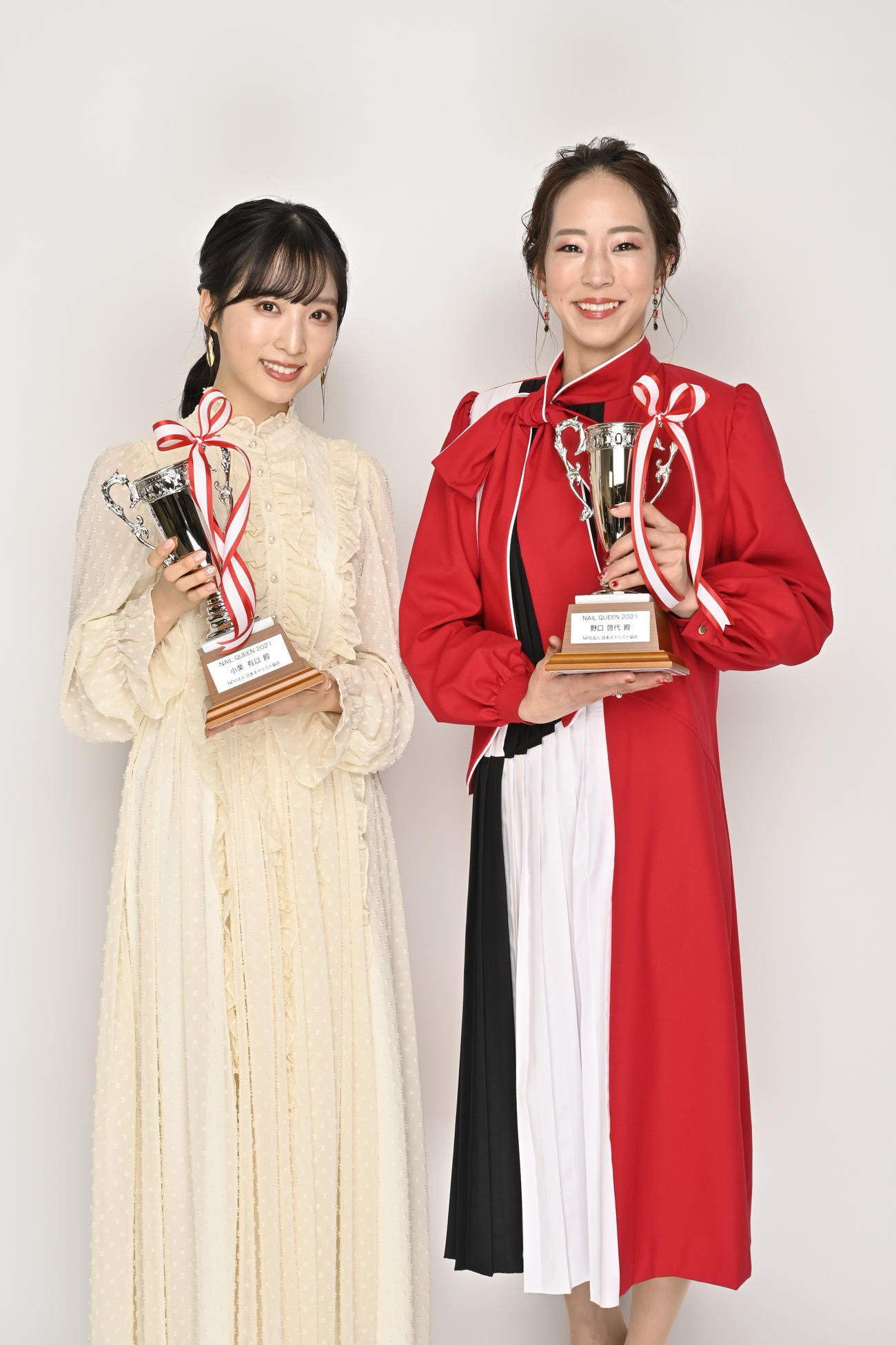 ネイルクイーン2021を受賞したAKB48小栗有以（左）と野口啓代