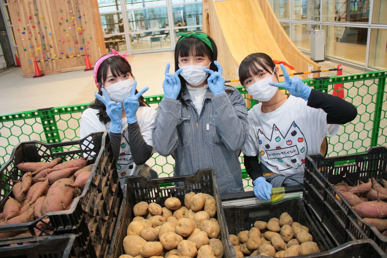 直売会を行ったちっちゃいもんくらぶ。左から小越春花、小見山沙空、古舘葵