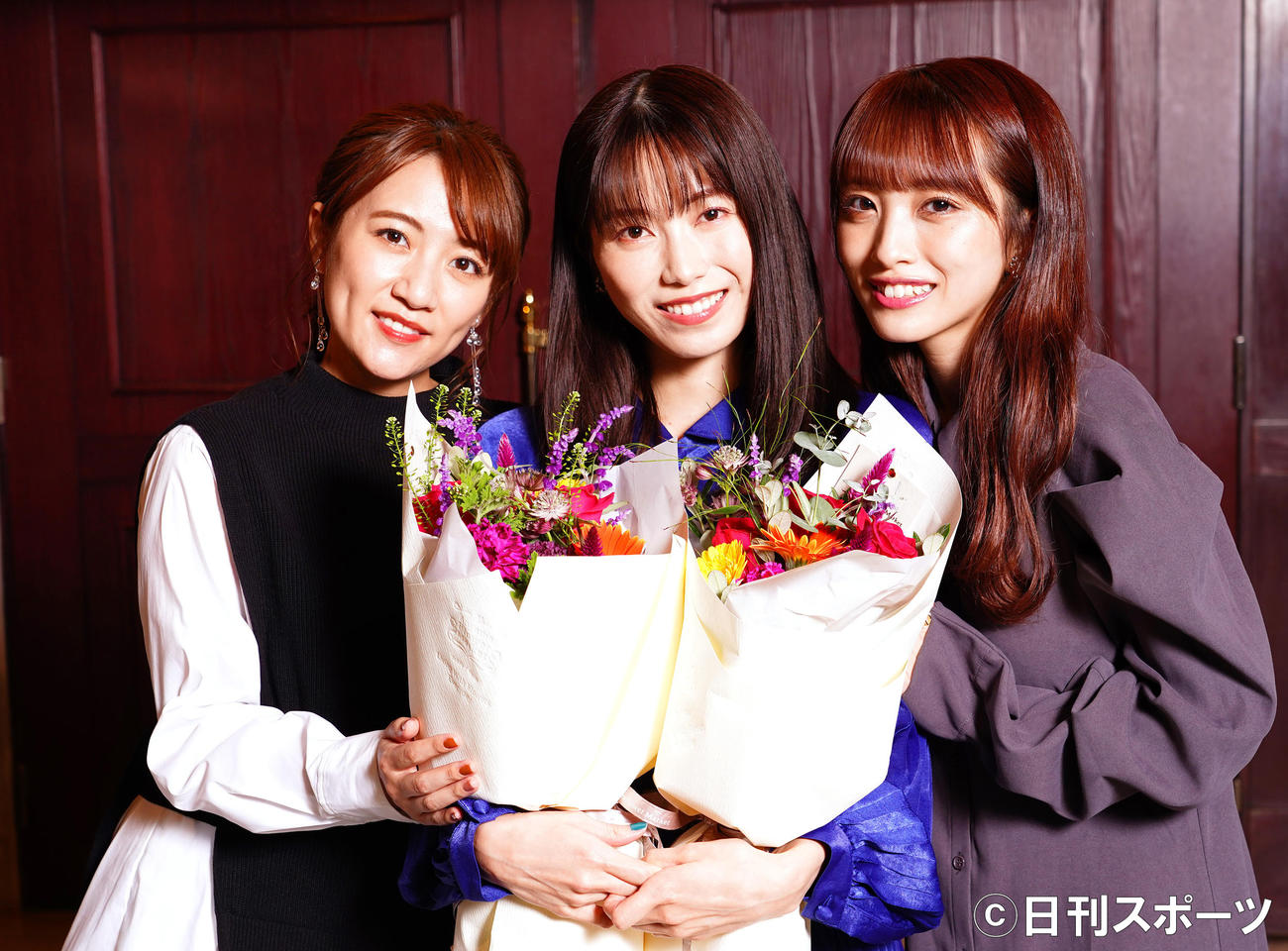 AKB48卒業を控える横山由依（中央）をねぎらう初代総監督の高橋みなみ（左）と現総監督の向井地美音（撮影・菅敏）