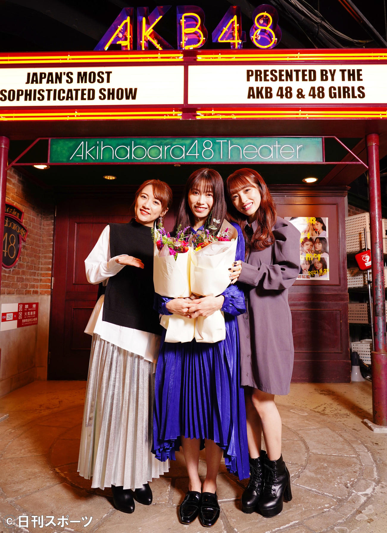 AKB48卒業を控える横山由依（中央）をねぎらう初代総監督の高橋みなみ（左）と現総監督の向井地美音（撮影・菅敏）