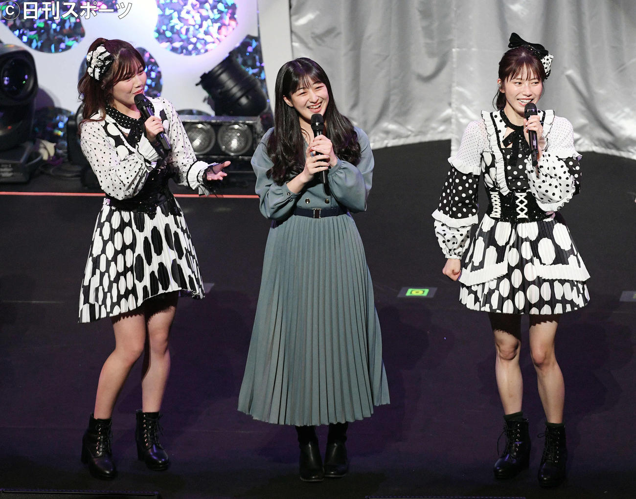 横山由依（右）の卒業コンサートに登場した伊豆田莉奈（中央）（撮影・滝沢徹郎）