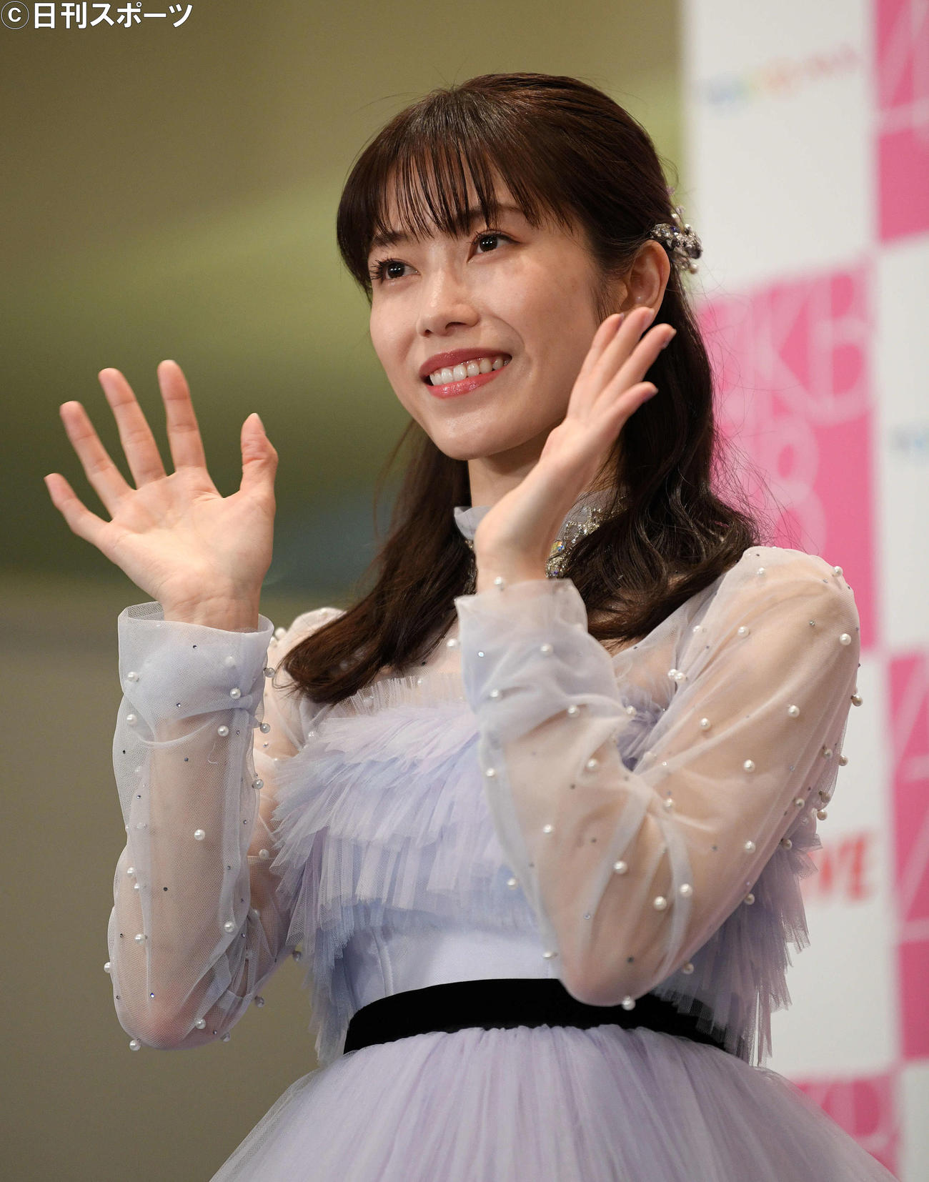 卒業コンサートを終え記者会見で記念撮影する横山由依（撮影・滝沢徹郎）