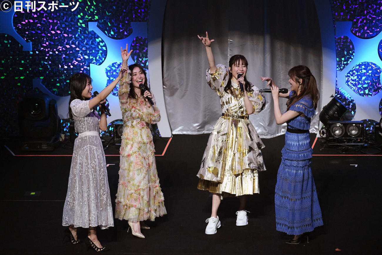 横山由依（左から3人目）の卒業コンサートで円陣を組む、左から北原里英、大島優子、1人おいて指原莉乃（撮影・滝沢徹郎）
