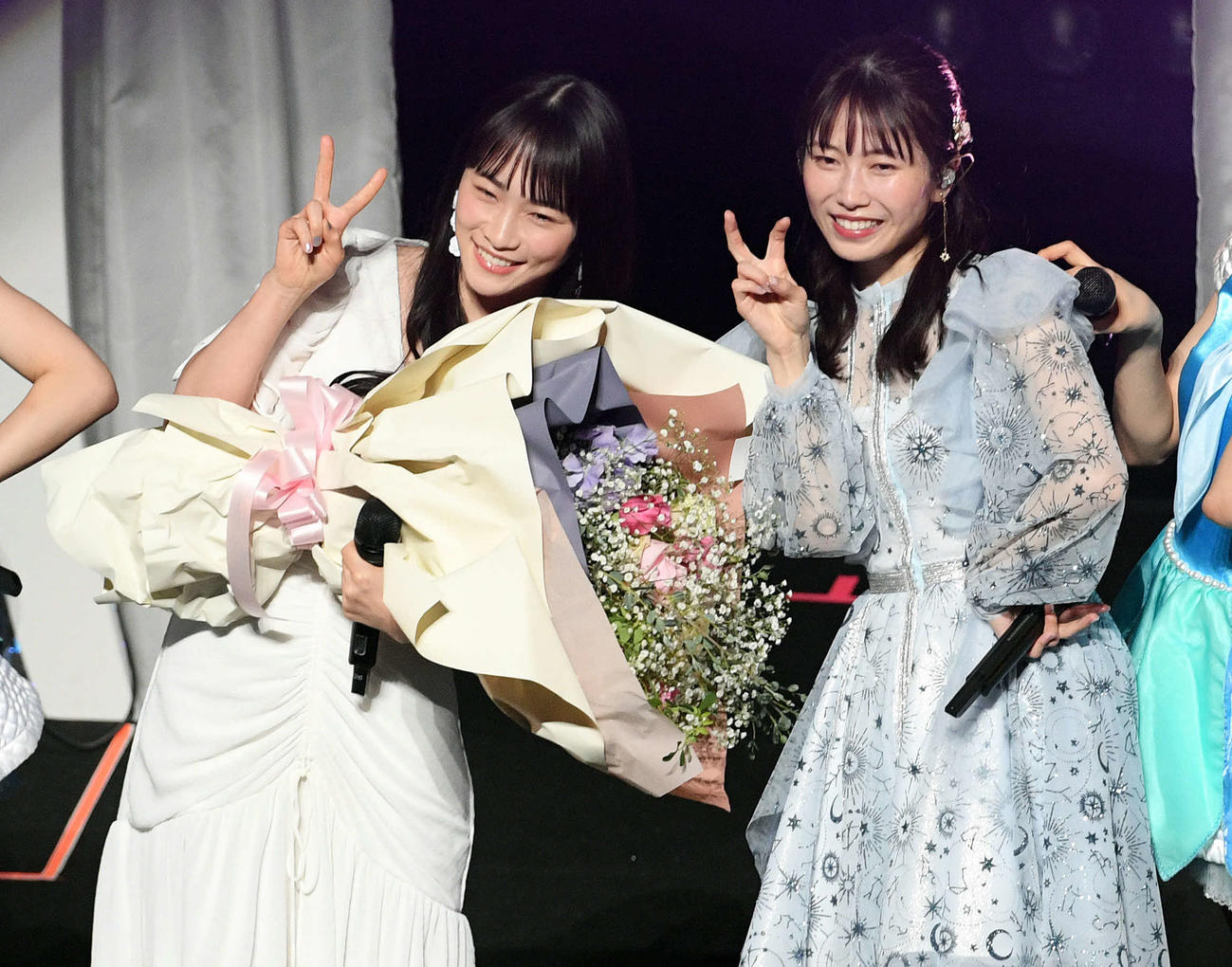 横山由依（右）の卒業コンサートに登場した川栄李奈（撮影・滝沢徹郎）