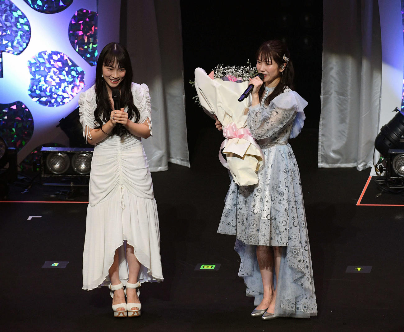 横山由依（右）の卒業コンサートに登場した川栄李奈（撮影・滝沢徹郎）